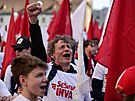 Pznivec fotbalov Slavie zpv chorly bhem pochodu na stadion na Letn ped...