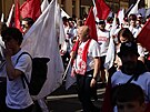 Pochod slvistickch fotbalovch fanouk na stadion prask Sparty na Letn.