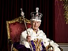 Britský král Karel III. na oficiálním portrétu po korunovaci (Londýn, 6. kvtna...