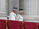 Král Karel III. a královna Camilla na balkonu Buckinghamského paláce v den...