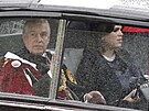 Princ Andrew a princezna Eugenie pi píjezdu na korunovaci britského krále...