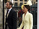 James Middleton a Pippa Matthewsová na korunovaci britského krále Karla III....