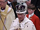 Britský král Karel III. v den korunovace pi odchodu z Westminsterského...