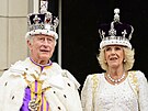 Král Karel III. a královna Camilla na balkonu Buckinghamského paláce po...