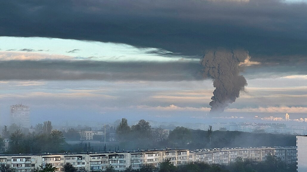 Následky útoku bezpilotního stroje na ropné zaízení u Sevastopolu (29. dubna...