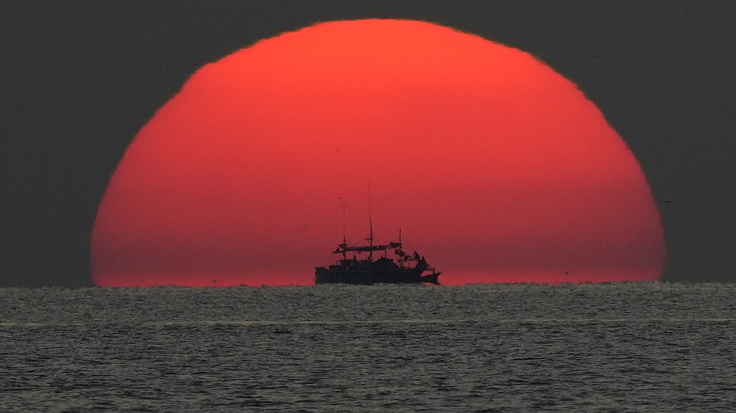Rybáská lo a zapadající slunce v Jihoínském moi (20. dubna 2023)