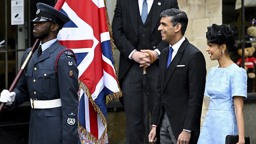 Britský premiér Rishi Sunak a jeho man�elka Akshata Murty �ekají na p�íjezd...