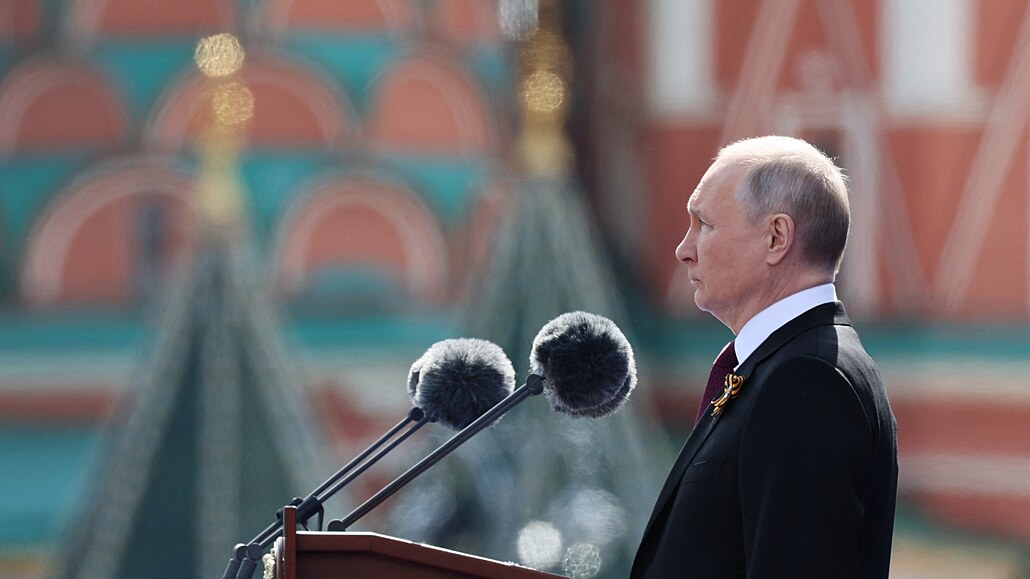 Ruský prezident Vladimir Putin pronáší projev během vojenské přehlídky ke Dni...