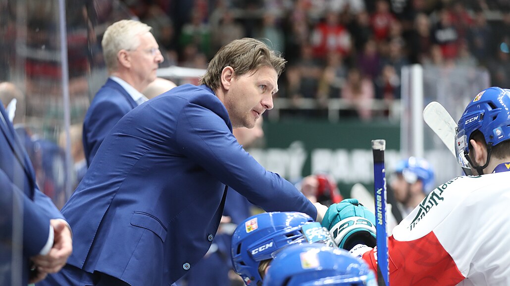 Martin Erat ud�luje pokyny �eským hrá��m.