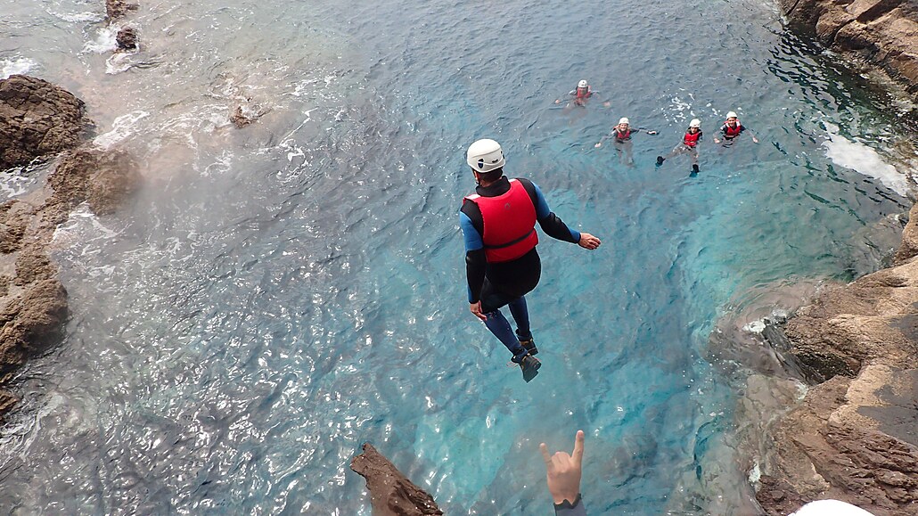 Skoky z útes�, takzvaný coasteering, je jednou z nejpopulárn�j�ích aktivit na...