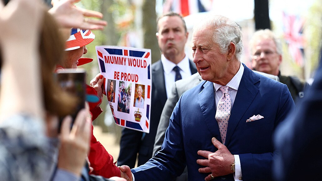 Britský král Karel III. se setkává s příznivci během procházky před...