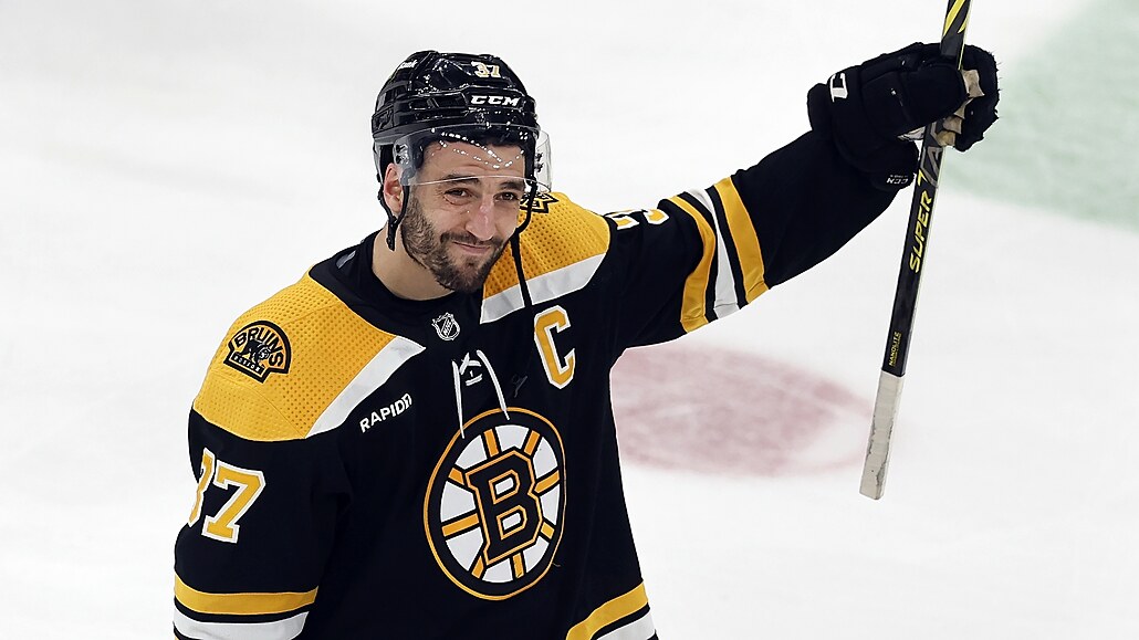 Patrice Bergeron se lou�í s fanou�ky Bostonu. Odehrál poslední zápas v karié�e?