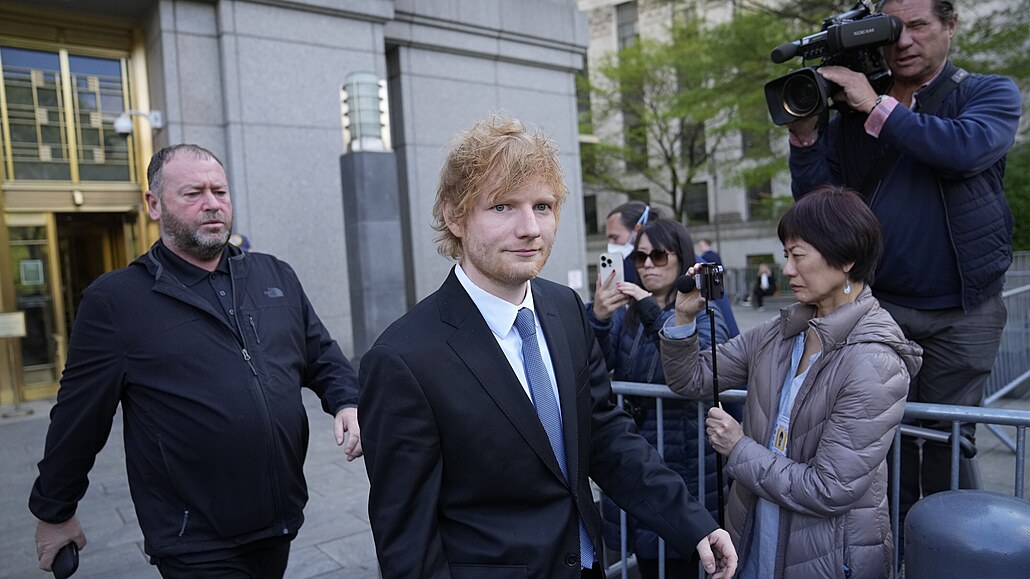 Zpvák Ed Sheeran míí k soudu