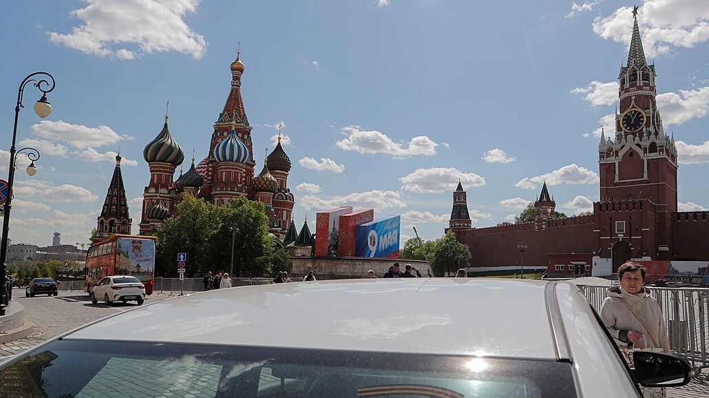 Výhled na Kreml z Rudého náměstí, kde stojí auto se symbolem vpádu na Ukrajinu