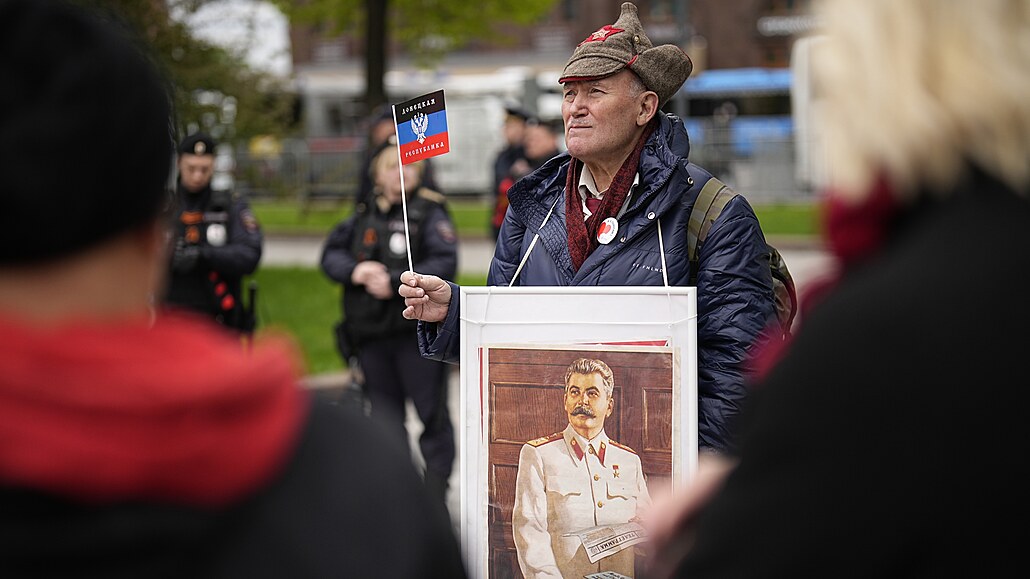 Rusové se schází v Moskvě na tradiční prvomájový pochod. S vlajkami a portréty...