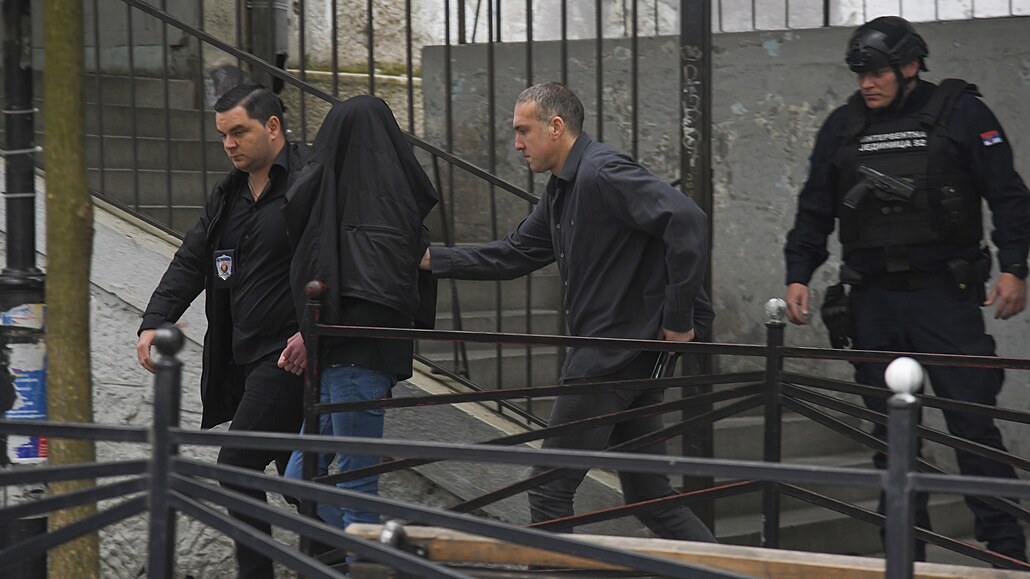 Srbská policie odvádí podez�elého �áka. (3. kv�tna 2023)