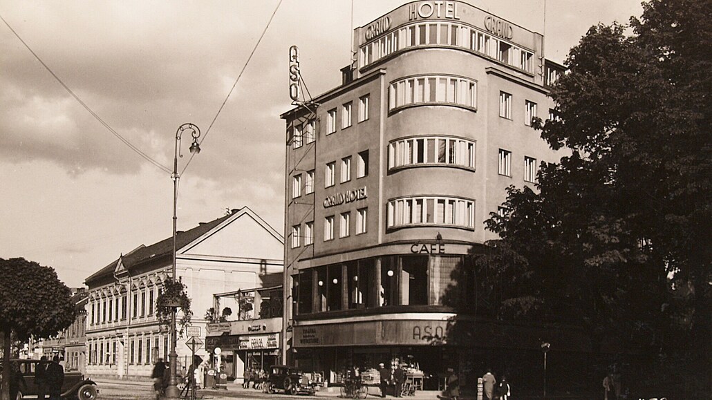 Fotografie zachycující umperský hotel Grand ve 30. letech minulého století.
