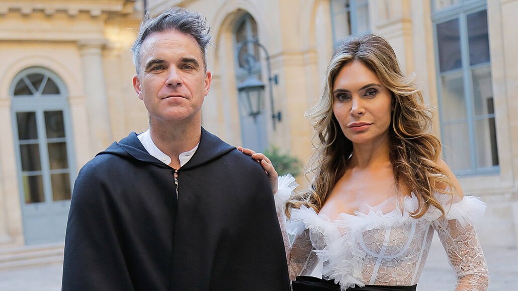 Zp�vák Robbie Williams a jeho man�elka Ayda Fieldová Williamsová (Pa�í�,...