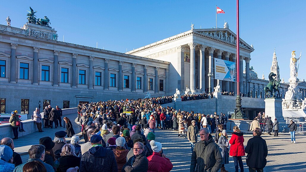 Fronta zájemc ped znovuotevenými budovami rakouského parlamentu 14. ledna...