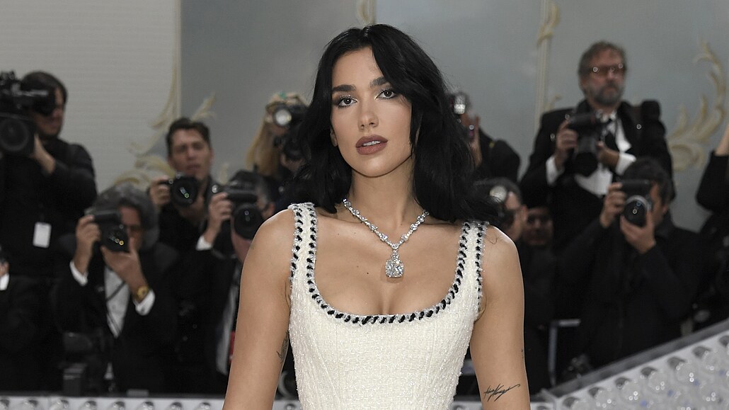 Dua Lipa na Met Gala (New York, 1. kv�tna 2023)