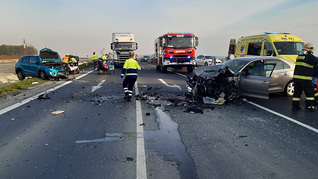 Váná nehoda dvou osobních aut uzavela dálnici D7 na 40. kilometru mezi Louny...