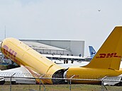 Nákladní letadlo spolenosti DHL po nouzovém pistání na mezinárodním letiti...