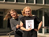 Nová kniha a její autorky Kateřina Krobová (vlevo) a Lucie Macháčková (vpravo)