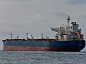 Tanker Crius ve vodách poblíž Ceuty převáží ropu z Ruska, aby se produkt dostal...
