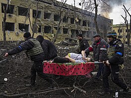 Ukrajintí záchranái a policisté evakuují 32letou zrannou thotnou enu Irynu...