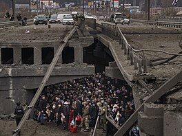 Ukrajinci se tísní pod znieným mostem. Snaí se uprchnout z bombardovaného...