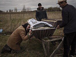 Sedmdesátiletá Nadija Trubaninová kleí u rakve s ostatky svého 48letého syna....