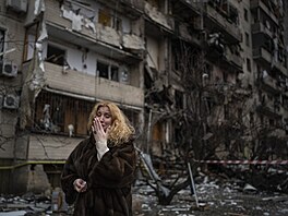 Natalia Sevriuková pláe ped svým bytem v Kyjev. Po ruském raketovém útoku z...