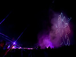 Show dron bhem festivalu Coachella 2023 z 16. dubna 2023 v kalifornském mst...