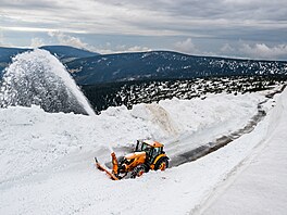 Fréza a rolby prorazily masu snhu na silnici mezi Výrovkou a Luní boudou (2....