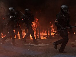 Pi prvomájových demonstracích ve Francii bylo v pondlí zranno 406 policist...