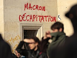 Graffiti nabádající ke sttí prezidenta Macrona. Objevil se na jedné z...