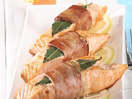 Grilovaný losos v parmské šunce s cibulovým salátem