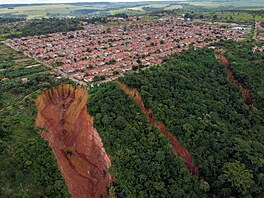 Brazilské msto, které je postavené na náhorní ploin, elí niivému sesuvu...