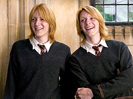 George a Fred Weasleyovi - Starí sourozenci Rona, kteí jsou pro kadou...