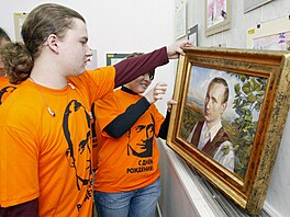 Teenagei v trikách s podobiznou ruského prezidenta Vladimira Putina se slovy...