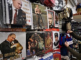 Munost i nha se zvíátkem. Putin se prodává ve vech formách, zde v Moskv v...