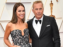 Christine Baumgartnerová a Kevin Costner (Los Angeles, 27. b�ezna 2022)
