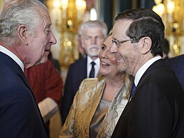 Britský král Karel III., izraelský prezident Isaac Hezog, jeho manelka Michal...