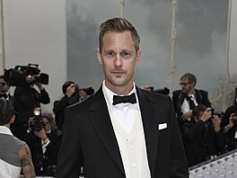 Alexander Skarsgard na Met Gala (New York, 1. kvtna 2023)