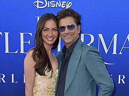 Caitlin McHughová a John Stamos (Los Angeles, 8. kv�tna 2023)