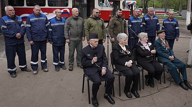 Pamětníci leningradské blokády na slavnostním zprovoznění tramvajového provozu v Mariupolu. Čtvrtý zprava v pozadí stojí šéf doněckých separatistů Denis Pušilin. (2. května 2023)
