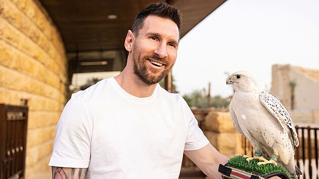 Lionel Messi pózuje s bílým sokolem na návštěvě Saúdské Arábie.