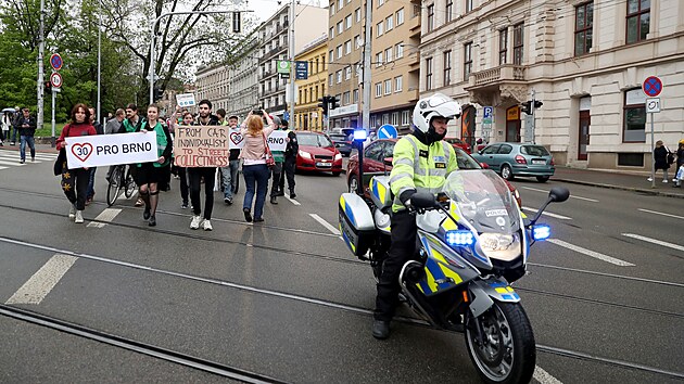 Pochod aktivist Brnem za zklidnn dopravy a snen rychlosti na 30 kilometr v hodin. Z Moravskho nmst vyrazili pes Kolit k hlavnmu ndra. (2. kvtna 2023)