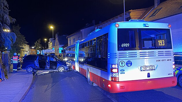 V Kunratic�ch se srazilo auto a autobus. (7. kv�tna 2023)