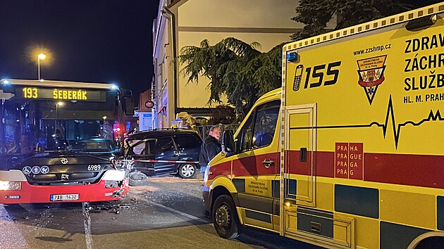 V Kunratic�ch se srazilo auto a autobus. (7. kv�tna 2023)